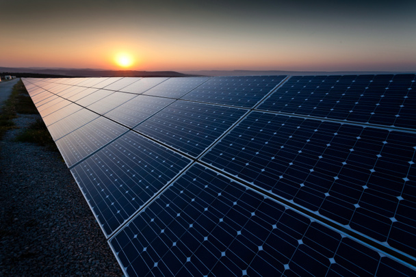 Yenilenebilir güneş enerjisi kullanan enerji santrali - Fotoğraf, Görsel