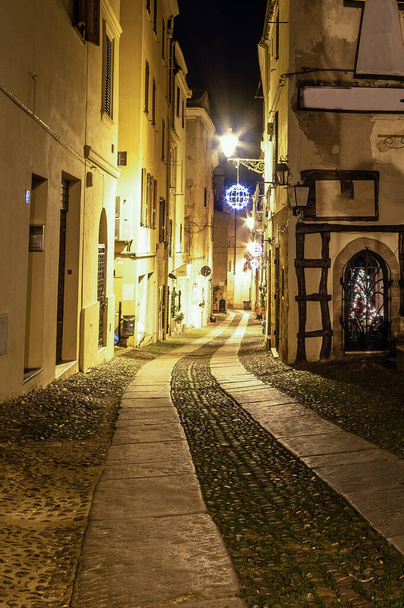 Rua pavimentada na cidade velha Alghero à noite. Sardenha, Itália
 - Foto, Imagem