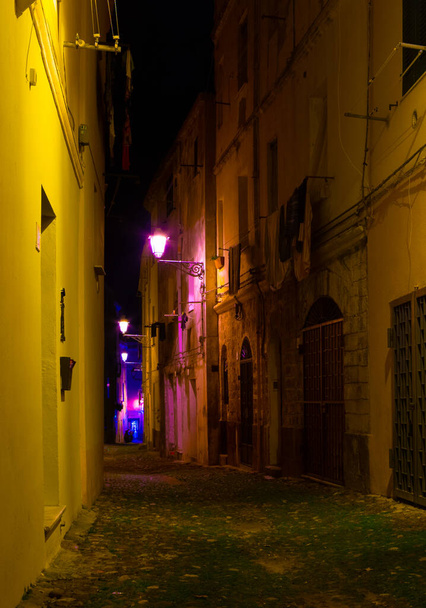 Rua estreita na cidade velha Alghero à noite. Sardenha, Itália
 - Foto, Imagem