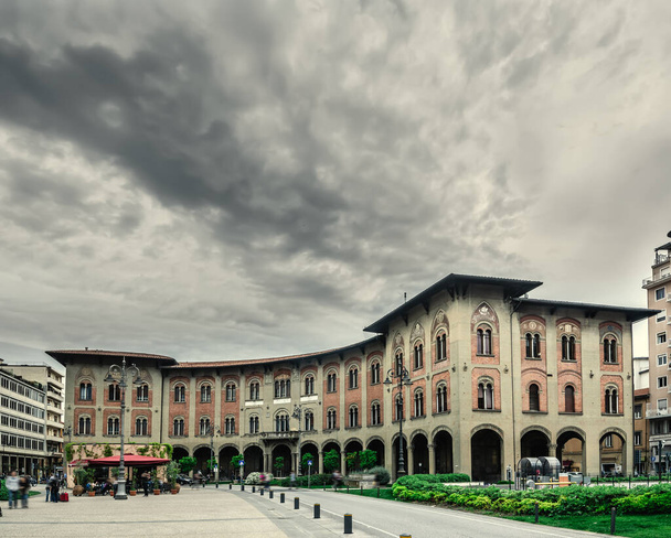 Place Vittorio Emanuele II sous un ciel nuageux à Pise, Italie
 - Photo, image