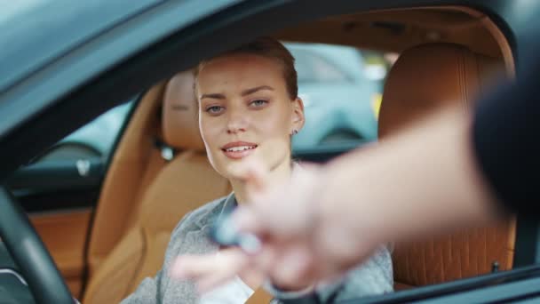 Mujer de primer plano recibiendo las llaves del coche de un vehículo nuevo. Empresaria sentada en coche
 - Metraje, vídeo