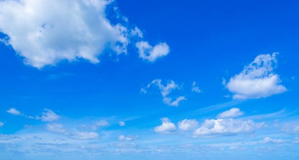 白い柔らかい雲と青い空 - 写真・画像
