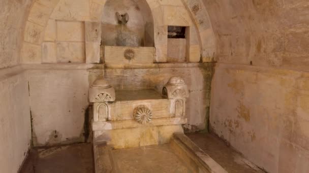 Mardin, Türkei - Januar 2020: Brunnen im Innenhof der Sehidiye-Moschee - Filmmaterial, Video