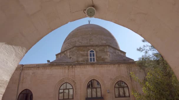 Mardin, Turecko - leden 2020: Mešita Sehidiye a její kopule - Záběry, video