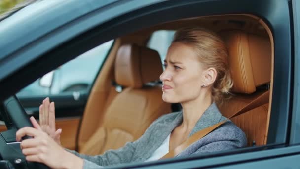 Κοντινές γυναίκες οδηγός μπιπ στο αυτοκίνητο. Γυναίκα στέκεται σε μποτιλιάρισμα στο αυτοκίνητο - Πλάνα, βίντεο