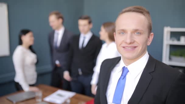 Blond blue eyes businessman looking to camera - Footage, Video