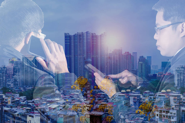 Διπλή παραγωγή έκθεσης των επιχειρηματιών που χρησιμοποιούν τηλέφωνα για να συνδεθείτε σε ασύρματα δίκτυα που έχουν τη σωστή διεπαφή μάρκετινγκ σε φόντο της πόλης. Παγκόσμιες επιχειρηματικές έννοιες - Φωτογραφία, εικόνα