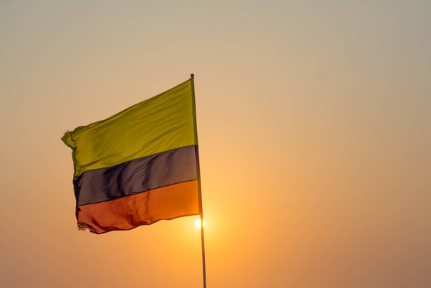 Kolumbiai zászló integet naplementével - Fotó, kép