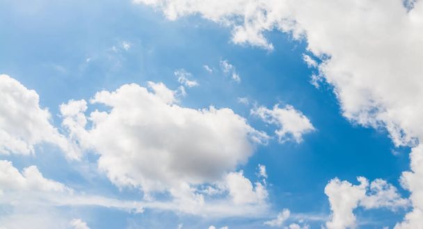 Cielo azul con nubes blancas y suaves - Foto, Imagen