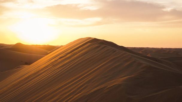 İnanılmaz çöl batımı. Sıcak renkleriyle güzel bir Arap çölü. Abu Dabi 'deki kum tepelerinin renkli hatları.  - Fotoğraf, Görsel