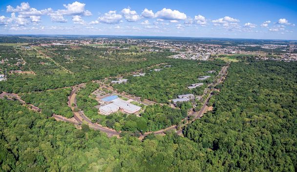 Vista aérea del parque estatal de Campo Grande MS, Brasil y los bosques del parque estatal de Prosa. Pequeña zona urbana rodeada de naturaleza. Parque dos poderes
. - Foto, imagen