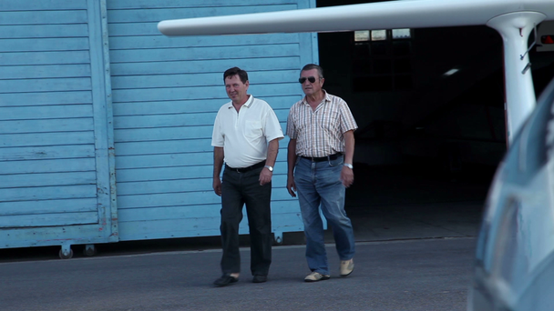 Deux hommes venant du hangar de l'avion
 - Séquence, vidéo