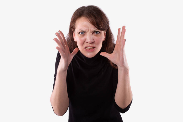 Ενοχλημένη γυναίκα που κρατιέται χέρι χέρι σε μια μανιώδη χειρονομία σφίγγοντας τα δόντια. Τοξικομανία - Φωτογραφία, εικόνα
