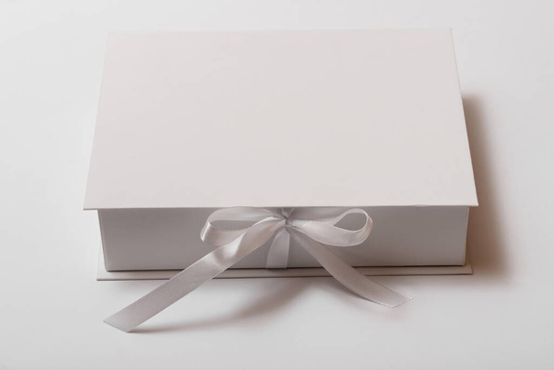Beyaz arkaplanda kapalı beyaz kutu - Fotoğraf, Görsel