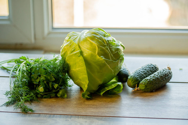Taze yeşil sebzeler. Taze salatalık ve lahana. Sağlıklı yiyecekler, organik beslenme. Eko ürünler. Vejetaryenlik, vejetaryenlik. Sebzedeki vitaminler - Fotoğraf, Görsel
