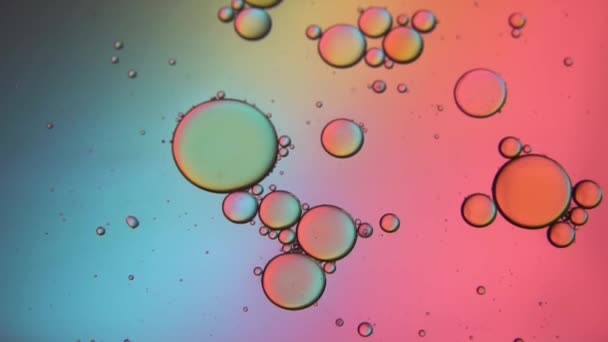 Pohyb mnohobarevné olejové bubliny v kapalině ve zpomaleném filmu. Krásná struktura oleje a vody v makro jako přírodní pozadí záběry. - Záběry, video