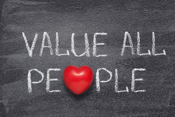 Tüm insanların kırmızı kalp sembollü yazı tahtasına yazdıkları değerler - Fotoğraf, Görsel