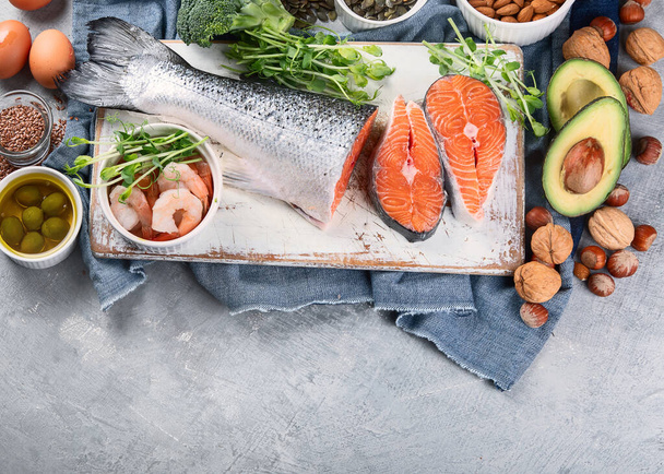 Żywność bogata w kwasy tłuszczowe omega-3. Produkty bogate w zdrowe tłuszcze, witaminy, minerały, przeciwutleniacze Top view with copy space - Zdjęcie, obraz