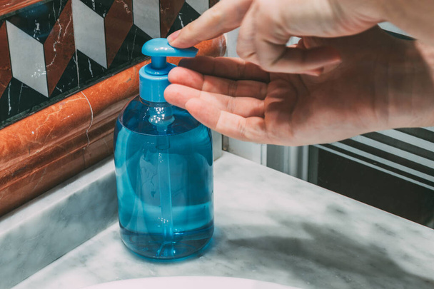 mies pestä kädet alkoholigeelillä tai antibakteerinen saippua sanitizer.Hygiene käsite. estää bakteerien ja bakteerien leviäminen ja välttää infektioita koronavirus
 - Valokuva, kuva