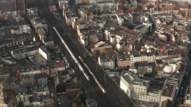 AERIAL: Sistema europeo de vías férreas en Colonia Alemania con dos trenes que cruzan
  - Metraje, vídeo