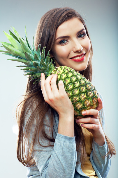 Woman with pineapple - Φωτογραφία, εικόνα