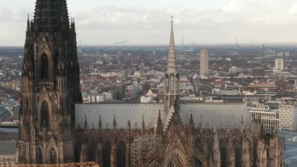 AERIAL: Cologne Cathedral Skyline την όμορφη ηλιόλουστη μέρα  - Πλάνα, βίντεο