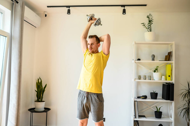 Zdravý pozitivní chlap dělá cvičení pro triceps - Fotografie, Obrázek