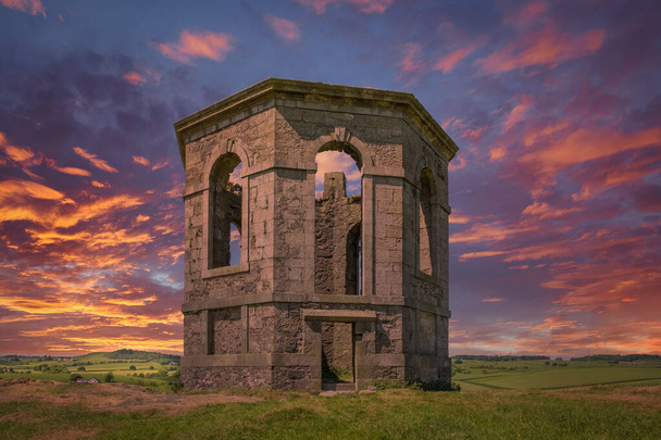 Ο παλιός ναός στο κάστρο Semple που βρίσκεται στο λόφο πάνω από Lochwinnoch στο ηλιοβασίλεμα. - Φωτογραφία, εικόνα