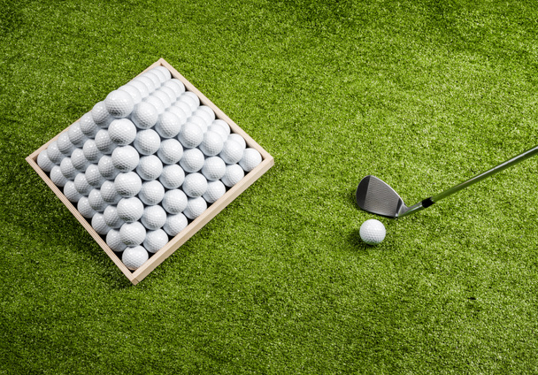 Pirámide de pelotas de golf, pelota de golf y club de golf en un campo de prácticas, vista superior
 - Foto, imagen
