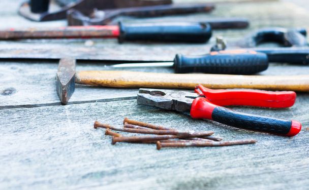 Zestaw zabytkowych narzędzi ręcznych i stolarskich młotków na starym drewnianym tle, koncepcja retro  - Zdjęcie, obraz