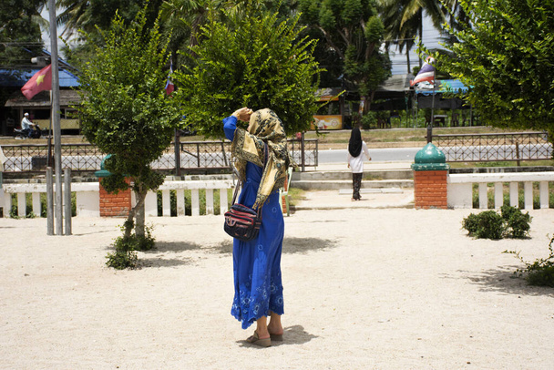Cestovatelé thajské ženy muslimové tavel návštěvu a respekt modlí a pózování portrét pro focení v Krue Se mešity nebo Masjid Kerisik v Tanjong Lulu okresu v Pattani, Thajsko - Fotografie, Obrázek