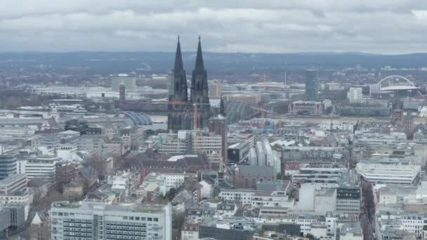 AERIAL: Ευρεία βολή της Κολωνίας Γερμανία από τον αέρα με μεγαλοπρεπή καθεδρικό ναό την ημέρα των νεφών  - Πλάνα, βίντεο