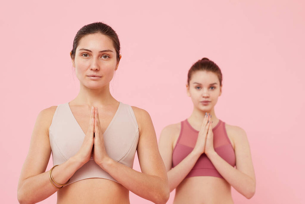 mulheres praticando ioga - Foto, Imagem