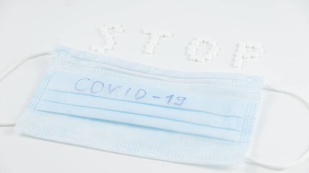 Stop COVID-19 koncepcja: tabletki i białą maskę. Koronawirus - Zdjęcie, obraz