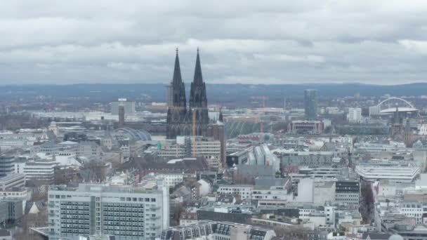 AERIAL: Wide Shot of Cologne Alemania desde el aire con la majestuosa Catedral en el día nublado
  - Imágenes, Vídeo