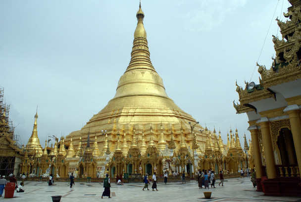 Golden Shwedagon Paya in Yangon - Foto, imagen