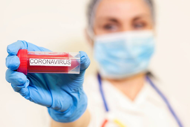 Coronavirus 'u tutan kadın COVID 19 enfekte kan örneği. Pandemik. Salgın ve zatürree konsepti.   - Fotoğraf, Görsel
