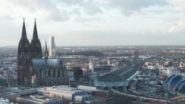 AEREO: Giro intorno alla bellissima cattedrale di Colonia con la stazione ferroviaria centrale in bella luce del sole nebbiosa
  - Filmati, video