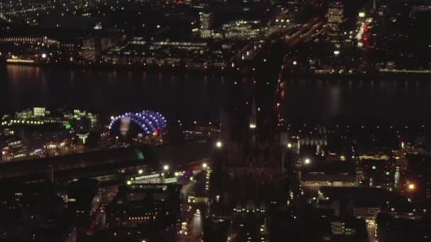 AERIAL: Hermosa foto panorámica sobre Colonia Alemania por la noche con luces de la ciudad
  - Imágenes, Vídeo