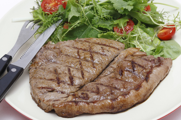 düşük carb biftek ve çatal bıçak takımı ile salata - Fotoğraf, Görsel