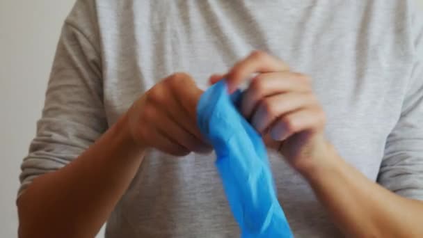 Mãos de mulher colocar luvas de borracha azul para proteger contra vírus e bactérias
. - Filmagem, Vídeo