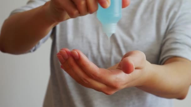  Application de gel d'alcool à partir d'une bouteille en plastique transparent sur la main. Anti germe et concept préventif
. - Séquence, vidéo