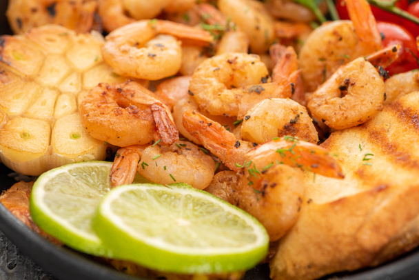 close up view of fried shrimps with lime - Fotó, kép