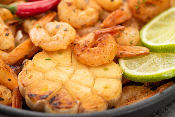 close up view of fried shrimps with corn and lime - Foto, afbeelding