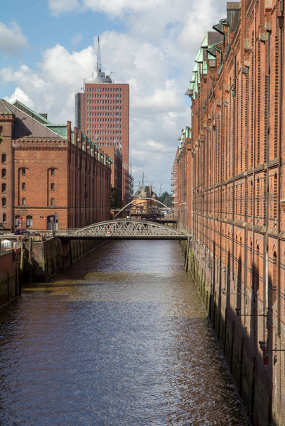 "Шпайхерштадт "Гамбургский канал с портретным форматом моста
 - Фото, изображение