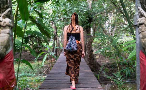 Ευρωπαϊκή κοπέλα ταξιδεύει στη ζούγκλα της Νοτιοανατολικής Ασίας με λεπτομέρειες - Φωτογραφία, εικόνα