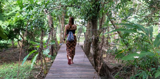 Ευρωπαϊκή κοπέλα ταξιδεύει στη ζούγκλα της Νοτιοανατολικής Ασίας με λεπτομέρειες - Φωτογραφία, εικόνα