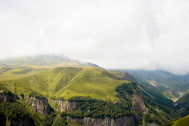 Yeşil dağ tepesi vadisi manzarası. - Fotoğraf, Görsel