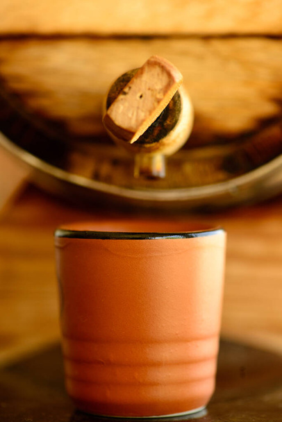 бочка с сахарным тростником и глиняной посудой
 - Фото, изображение