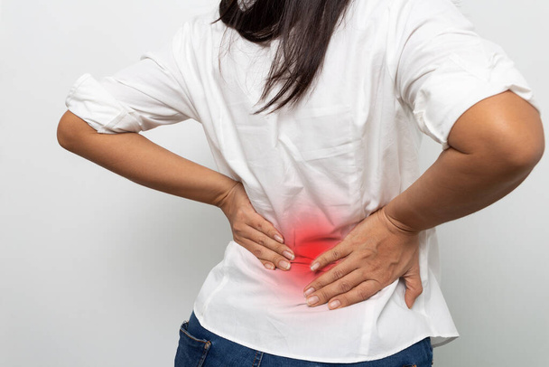 Женщина с болью в спине изолированы на белом фоне
 - Фото, изображение